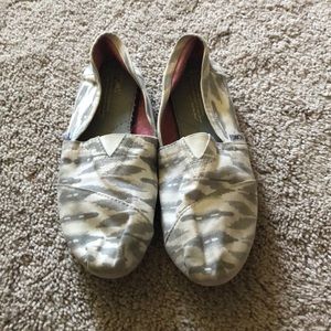 Toms white and grey flats